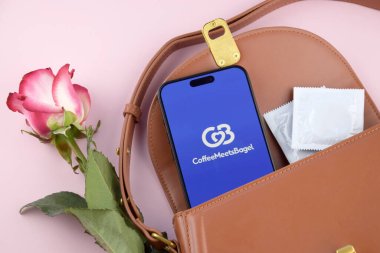 KHARKIV, UKRAINE - 12 Haziran 2024: Akıllı telefon ekranında kahve buluşmaları simit uygulaması. Randevu ve aile kavramı.