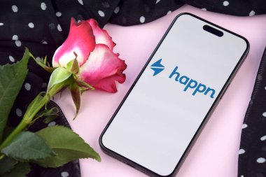 KHARKIV, UKRAINE - 12 Haziran 2024: Akıllı telefon ekranında Happn randevu uygulaması. Randevu ve aile kavramı.
