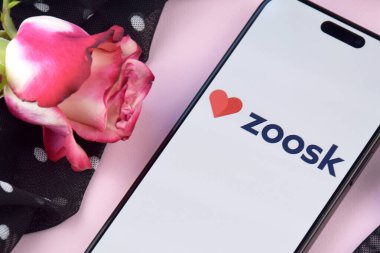 KHARKIV, UKRAINE - 12 Haziran 2024: Akıllı telefon ekranında Zoosk flört uygulaması. Randevu ve aile kavramı.