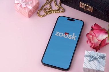 KHARKIV, UKRAINE - 12 Haziran 2024: Akıllı telefon ekranında Zoosk flört uygulaması. Randevu ve aile kavramı.