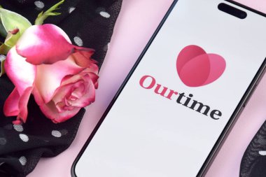 KHARKIV, UKRAINE - 12 Haziran 2024: Akıllı telefon ekranında bizim zaman flört uygulaması. Randevu ve aile kavramı.