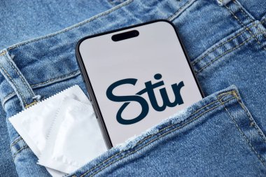 KHARKIV, UKRAINE - 12 Haziran 2024: Akıllı telefon ekranında tarih bulma uygulaması. Randevu ve aile kavramı.