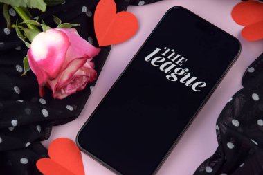 KHARKIV, UKRAINE - 12 Haziran 2024: Akıllı telefon ekranında lig flört uygulaması. Randevu ve aile kavramı.