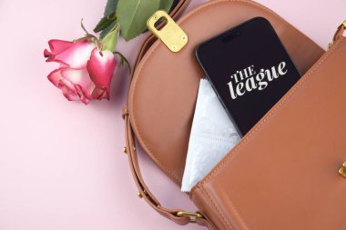 KHARKIV, UKRAINE - 12 Haziran 2024: Akıllı telefon ekranında lig flört uygulaması. Randevu ve aile kavramı.