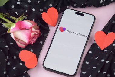 KHARKIV, UKRAINE - 12 Haziran 2024: Akıllı telefon ekranında Facebook randevu uygulaması. Randevu ve aile kavramı.