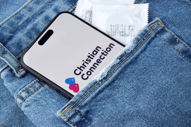 KHARKIV, UKRAINE - 12 Haziran 2024: Akıllı telefon ekranında Hristiyanbağlantı uygulaması. Randevu ve aile kavramı.