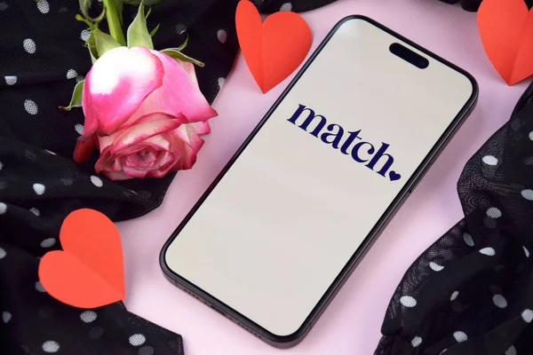 KHARKIV, UKRAINE - 12 Haziran 2024: Akıllı telefon ekranında flört uygulamasını eşleştir. Randevu ve aile kavramı.