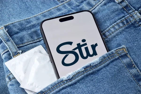 KHARKIV, UKRAINE - 12 Haziran 2024: Akıllı telefon ekranında tarih bulma uygulaması. Randevu ve aile kavramı.