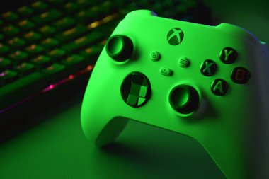 Kharkiv, Ukrayna - 10 Temmuz 2025: Yeşil ışığı olan beyaz Xbox denetleyicisi.