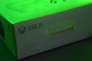 Kharkiv, Ukrayna - 10 Temmuz 2025: Yeşil ışığı olan beyaz Xbox denetleyicisi.