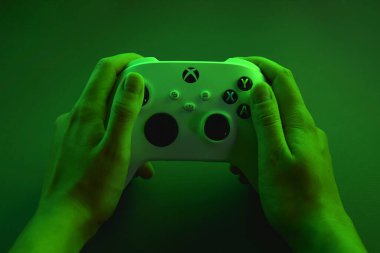 Kharkiv, Ukrayna - 10 Temmuz 2025: Yeşil ışığı olan beyaz Xbox denetleyicisi.