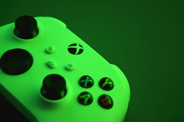 Kharkiv, Ukrayna - 10 Temmuz 2025: Yeşil ışığı olan beyaz Xbox denetleyicisi.