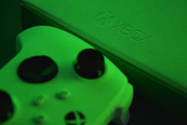 Kharkiv, Ukrayna - 10 Temmuz 2025: Yeşil ışığı olan beyaz Xbox denetleyicisi.