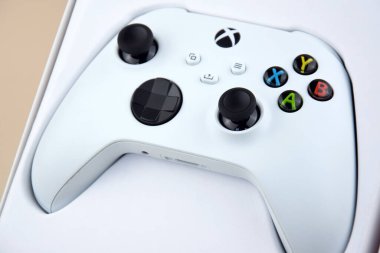 Kharkiv, Ukrayna - 10 Temmuz 2025: Bej arkaplanda beyaz Xbox denetleyici.