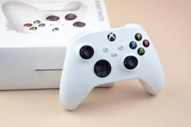 Kharkiv, Ukrayna - 10 Temmuz 2025: Bej arkaplanda beyaz Xbox denetleyici.