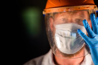 Avustralya 'da laboratuvar önlüğü ve eldiven giyerken maske ve yüz maskesi takan Covid doktor, hemşire ve sağlık görevlisi. Salgın sırasında hastaneye kaldırıldı..