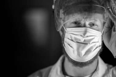 Avustralya 'da laboratuvar önlüğü ve eldiven giyerken maske ve yüz maskesi takan Covid doktor, hemşire ve sağlık görevlisi. Salgın sırasında hastaneye kaldırıldı..