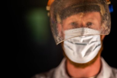 Avustralya 'da laboratuvar önlüğü ve eldiven giyerken maske ve yüz maskesi takan Covid doktor, hemşire ve sağlık görevlisi. Salgın sırasında hastaneye kaldırıldı..