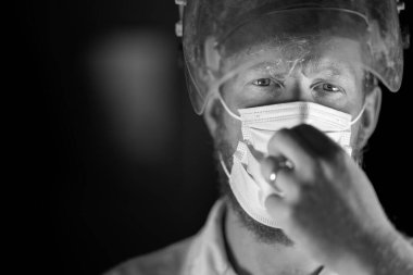 Avustralya 'da laboratuvar önlüğü ve eldiven giyerken maske ve yüz maskesi takan Covid doktor, hemşire ve sağlık görevlisi. Salgın sırasında hastaneye kaldırıldı..