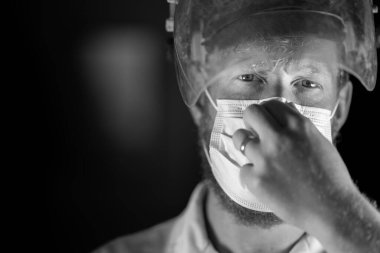 Avustralya 'da laboratuvar önlüğü ve eldiven giyerken maske ve yüz maskesi takan Covid doktor, hemşire ve sağlık görevlisi. Salgın sırasında hastaneye kaldırıldı..