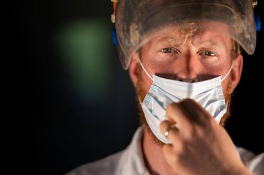 Avustralya 'da laboratuvar önlüğü ve eldiven giyerken maske ve yüz maskesi takan Covid doktor, hemşire ve sağlık görevlisi. Salgın sırasında hastaneye kaldırıldı..