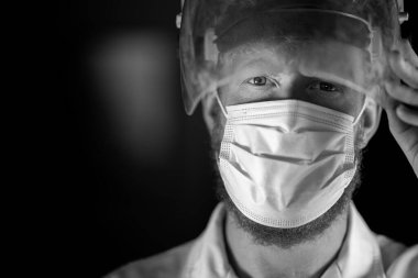 Avustralya 'da laboratuvar önlüğü ve eldiven giyerken maske ve yüz maskesi takan Covid doktor, hemşire ve sağlık görevlisi. Salgın sırasında hastaneye kaldırıldı..