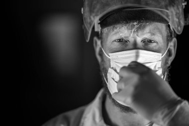 Avustralya 'da laboratuvar önlüğü ve eldiven giyerken maske ve yüz maskesi takan Covid doktor, hemşire ve sağlık görevlisi. Salgın sırasında hastaneye kaldırıldı..