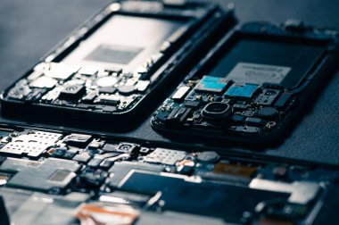 Akıllı telefonun anakartının ve aletlerinin içi beyaz masanın üzerindeydi. bilgisayar donanımı, cep telefonu, elektronik, onarım, güncelleme ve teknoloji kavramı.