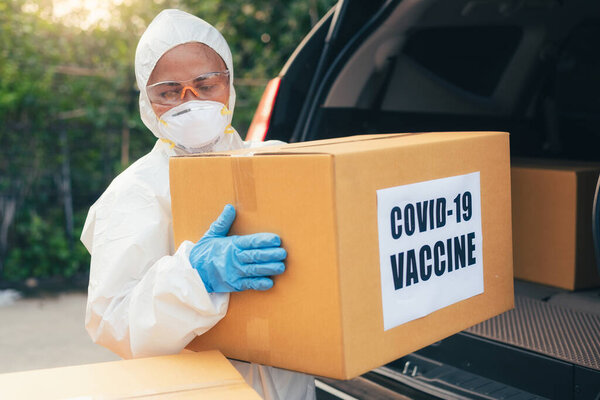 Health Worker Wearing Protective Suit Loading Covid Vaccine Car Cargo — Stock Photo, Image