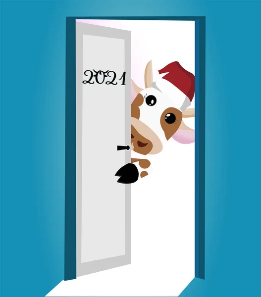 2021年 一头头戴红色圣诞帽的可爱圣诞奶牛从半开着的门后面往外张望 2021在门口台阶上 新年的概念 适用于贺卡 — 图库照片
