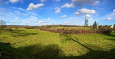 Besancon, Fransa - 2 Ocak 2014: Güneşli bir kış gününde Fransız Bourgogne manzarası