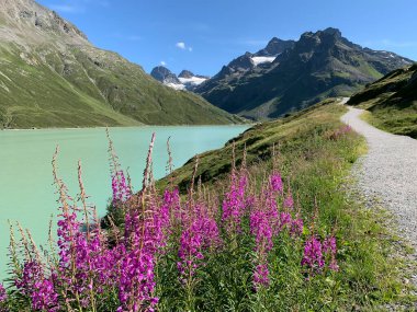 Silvretta Gölü, Avusturya - 9 Ağustos 2019 Vorarlberg 'deki dağ geçidinde Silvretta Gölü' nün güzel manzarası