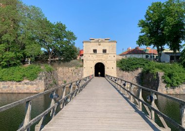 KALMAR, SWEDEN - 5 HAZİRAN 2019 Kalmar 'daki şehir kapısı kulesi