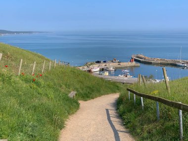 Ales Stenar, İsveç - 4 Haziran 2019: Kaseberga 'da denizin üzerinde bir yol