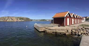 Smogen, İsveç - 1 Haziran 2017: Fiyort sahilinde tipik İsveçli evler grubu