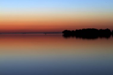 Vadstena, İsveç - 2 Nisan 2014: Vattern Gölü üzerinde gün batımından sonra akşam gökyüzü