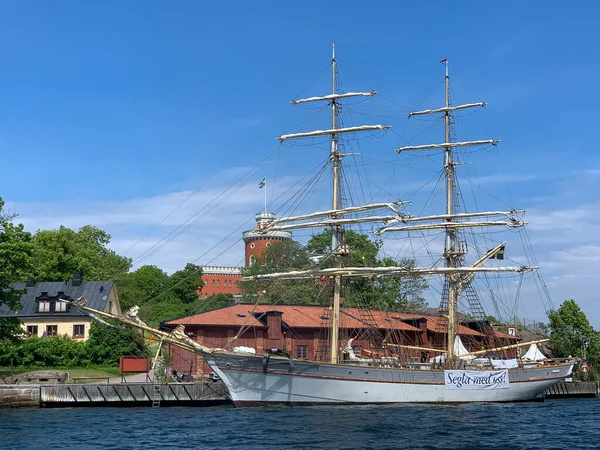Stockholm Juni 2019 Stor Gammal Segelbåt Och Hotell Ankrat Utanför — Stockfoto