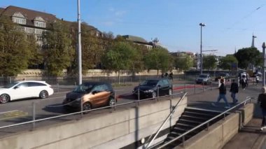 Zürih, İsviçre - 29 Eylül 2020: Zürih şehir merkezinde tramvay yolculuğu