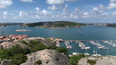 Fjallbacka, İsveç - 10 Haziran 2019: Fjallbacka 'daki İskandinav manzarası ve plajı panoramik görünümü.