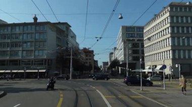 Zürih, İsviçre - 29 Eylül 2020: Zürih şehir merkezinde tramvay yolculuğu