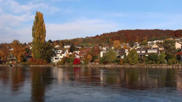 Neuhausen Ελβετία Οκτωβρίου 2020 Όμορφο Φθινοπωρινό Πολύχρωμο Τοπίο Στον Ποταμό — Αρχείο Βίντεο