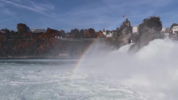 瑞士莱茵河瀑布 2020年10月24日 莱茵河瀑布的秋天 欧洲最大的瀑布 那艘旅游船非常接近瀑布的急流和彩虹 — 图库视频影像