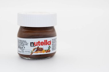 Zürih, İsviçre - 4 Kasım 2020: Nutella, Ferrero Endüstri 'nin dünyanın en ünlü çikolata kreması.