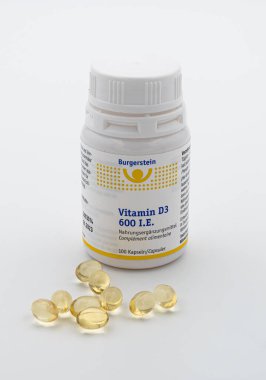 Zürih, İsviçre - 8 Kasım 2020: Bir kutu D3 vitamin hapı