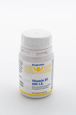 Zürih, İsviçre - 8 Kasım 2020: Bir kutu D3 vitamin hapı