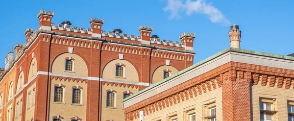 Rheinfelden, İsviçre - 25 Kasım 2020 Rheinfelden 'deki eski İsviçre fabrikası, kale şeklinde..