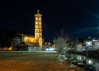 St. Moritz, İsviçre - 26 Kasım 2020: Aydınlanmış St. Mauritius Katolik Kilisesi