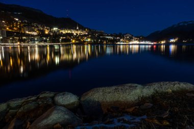 St. Moritz, İsviçre - 26 Kasım 2020: St. Moritz İsviçre 'nin Engadine şehrinde yaklaşık 1800 metre yükseklikte bulunan yüksek bir Alp tatil köyüdür.