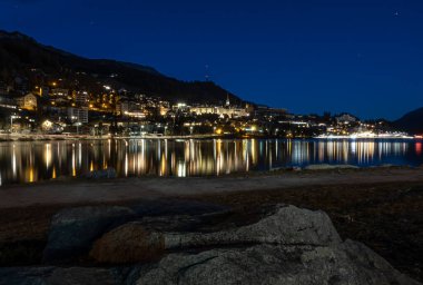 St. Moritz, İsviçre - 26 Kasım 2020: St. Moritz İsviçre 'nin Engadine şehrinde yaklaşık 1800 metre yükseklikte bulunan yüksek bir Alp tatil köyüdür.