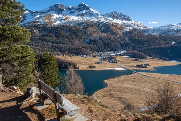 サンモリッツ シルヴァプラナ スイス 2020年11月26日 シルヴァプラナ湖とSurlej村の素晴らしい初冬のパノラマ — ストック写真